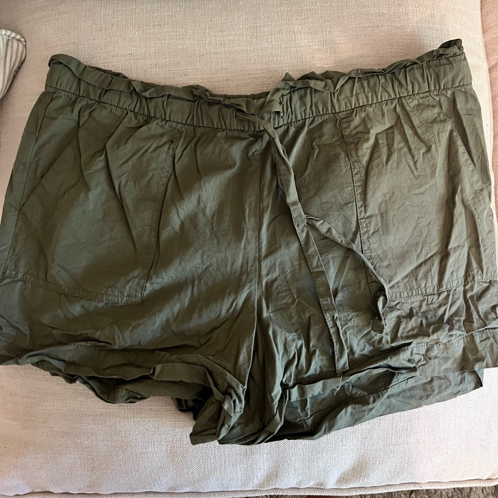 Loft Women’s Cargo Short Size Large olive green
